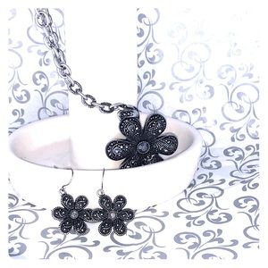 💥NWT💥 Flower necklace and earrings set